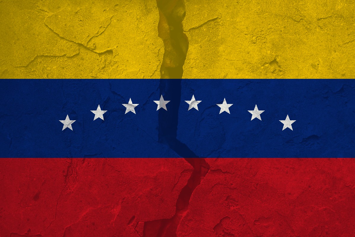 Bandera de Venezuela sobre tierra agrietada